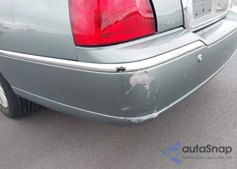 2004 Lincoln Town Car Signature z USA, uszkodzony, nr VIN 1LNHM81W74Y675064